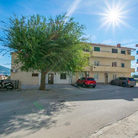 אומיס Apartment Zdravko מראה חיצוני תמונה