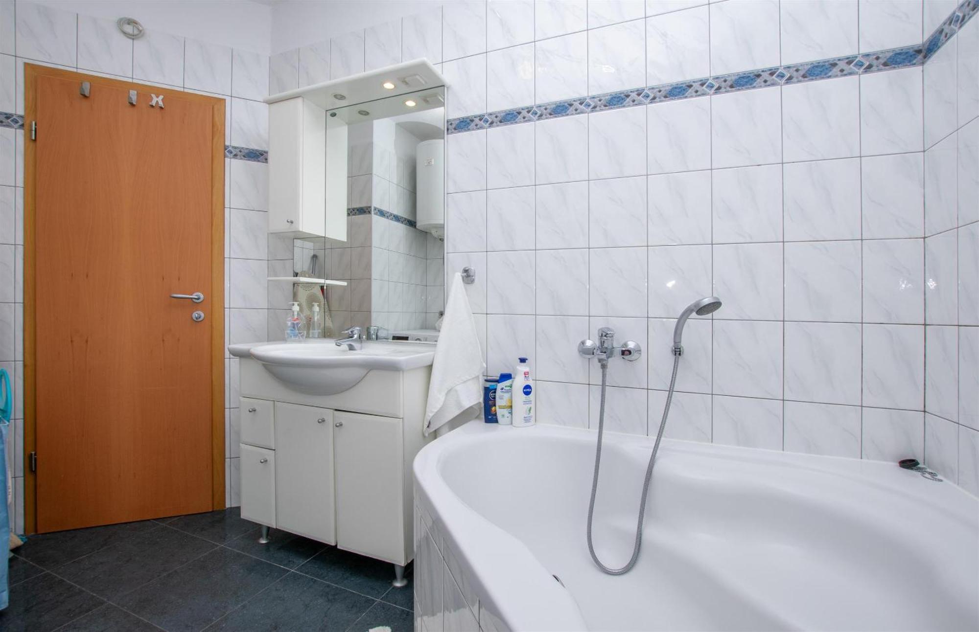 אומיס Apartment Zdravko מראה חיצוני תמונה