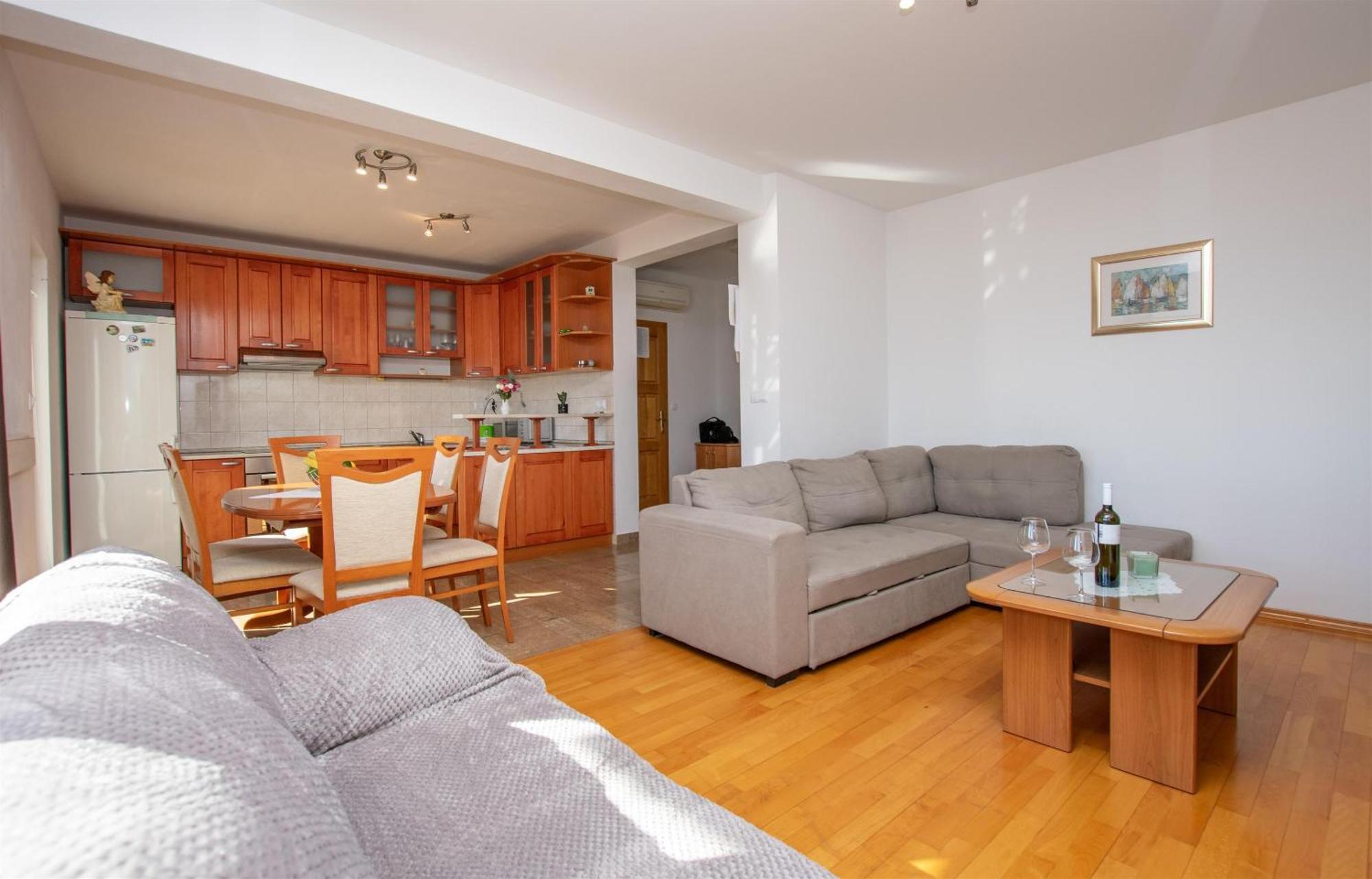 אומיס Apartment Zdravko מראה חיצוני תמונה